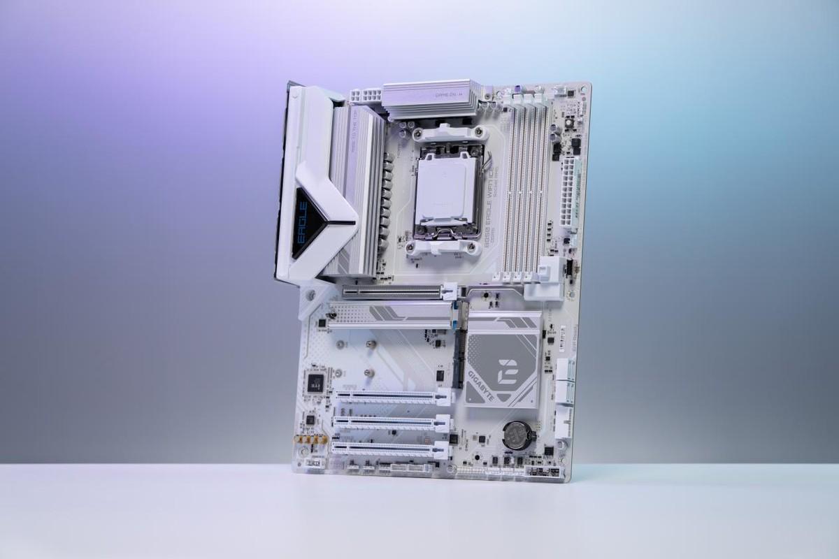 高性价比纯白ATX主板! 技嘉B850 EAGLE WIFI7 ICE主板测评 高性价比纯白ATX主板! 技嘉B850 EAGLE WIFI7 ICE主板测评