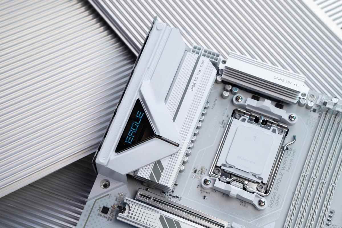 高性价比纯白ATX主板! 技嘉B850 EAGLE WIFI7 ICE主板测评 高性价比纯白ATX主板! 技嘉B850 EAGLE WIFI7 ICE主板测评