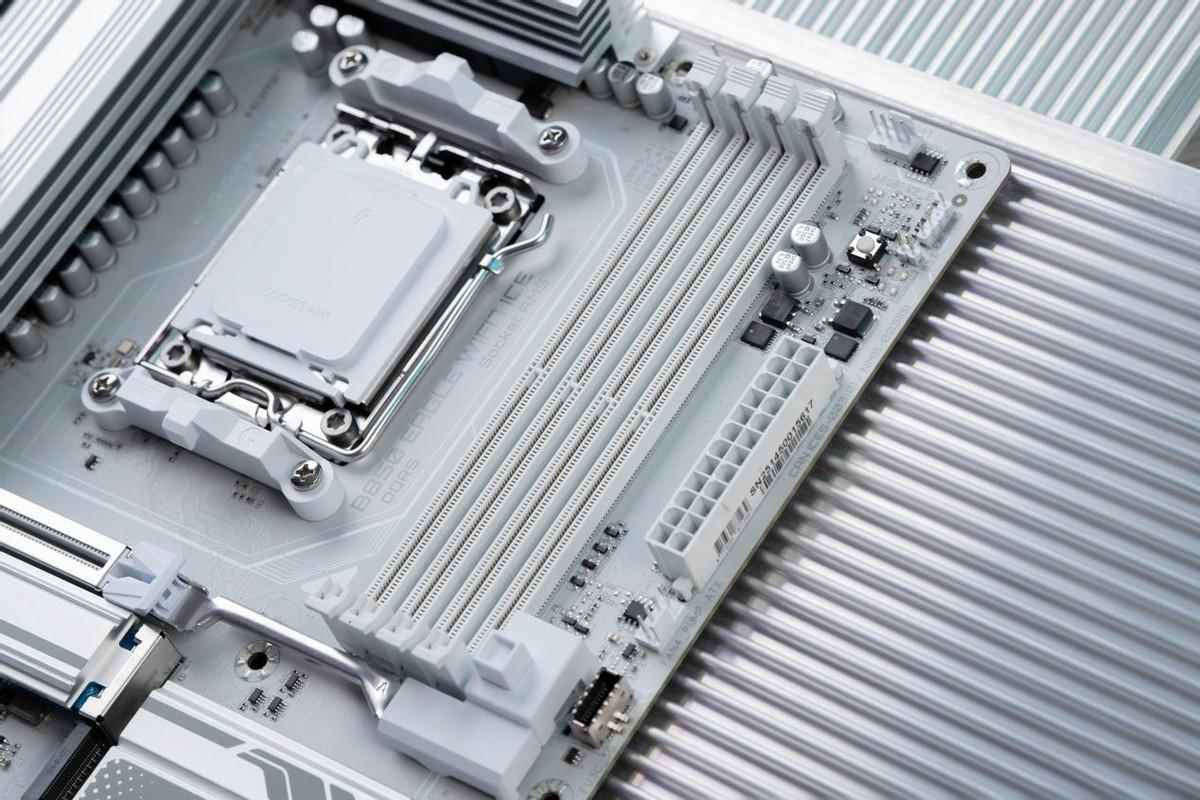 高性价比纯白ATX主板! 技嘉B850 EAGLE WIFI7 ICE主板测评 高性价比纯白ATX主板! 技嘉B850 EAGLE WIFI7 ICE主板测评