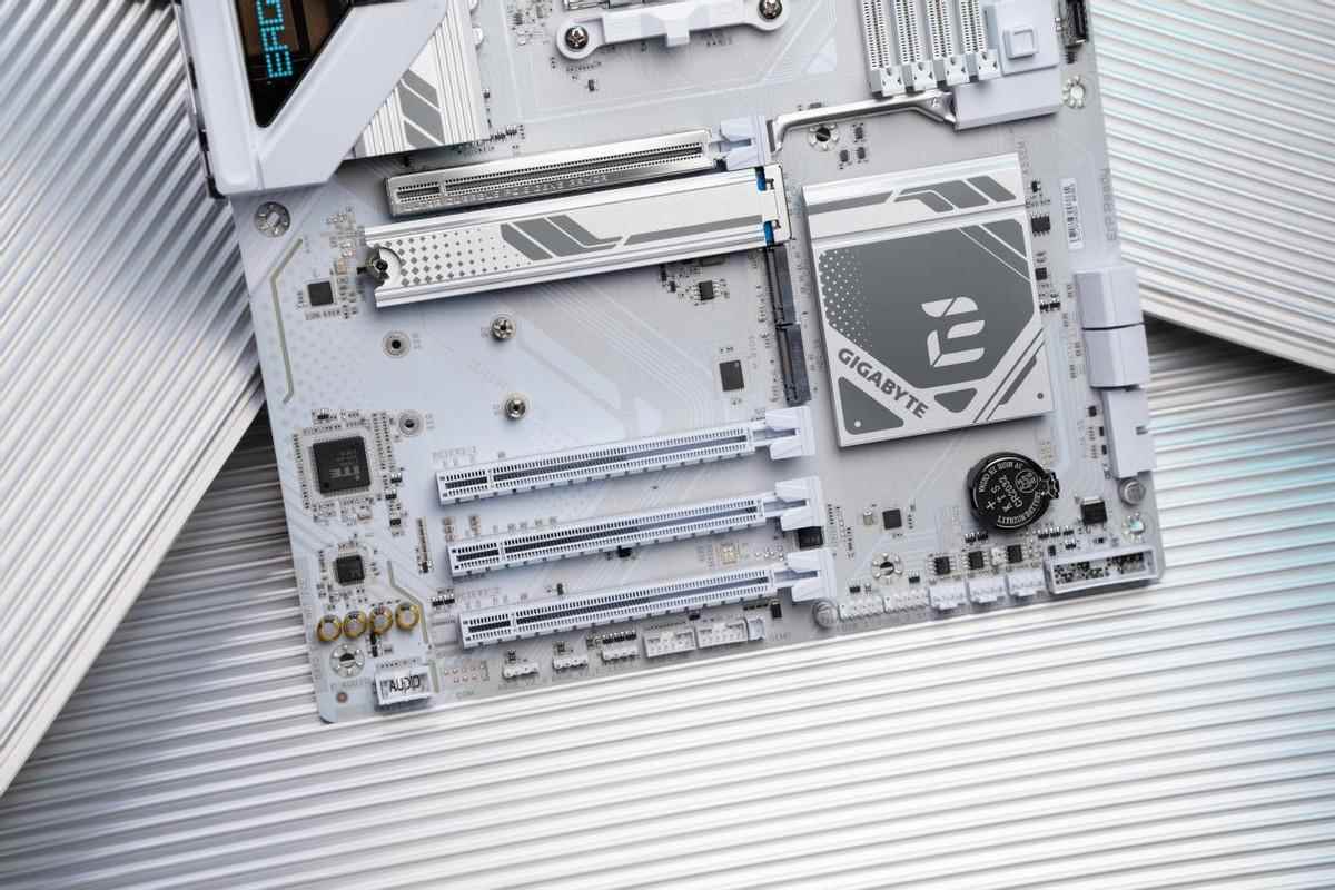 高性价比纯白ATX主板! 技嘉B850 EAGLE WIFI7 ICE主板测评 高性价比纯白ATX主板! 技嘉B850 EAGLE WIFI7 ICE主板测评