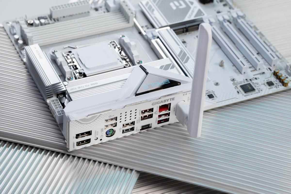 高性价比纯白ATX主板! 技嘉B850 EAGLE WIFI7 ICE主板测评 高性价比纯白ATX主板! 技嘉B850 EAGLE WIFI7 ICE主板测评