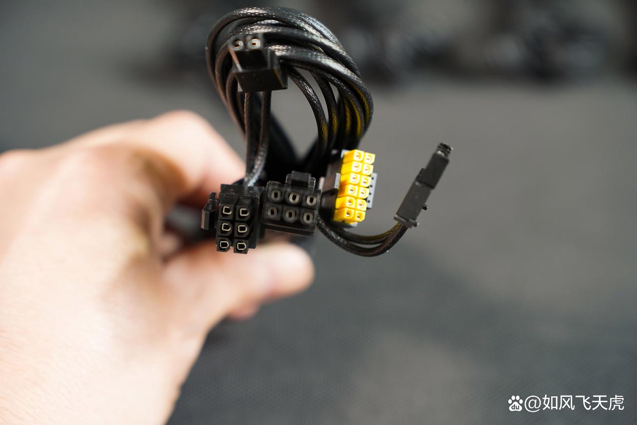 50系高端显卡的好搭档! 微星MPG A1000GS PCIE5暗黑电源开箱测评 50系高端显卡的好搭档! 微星MPG A1000GS PCIE5暗黑电源开箱测评