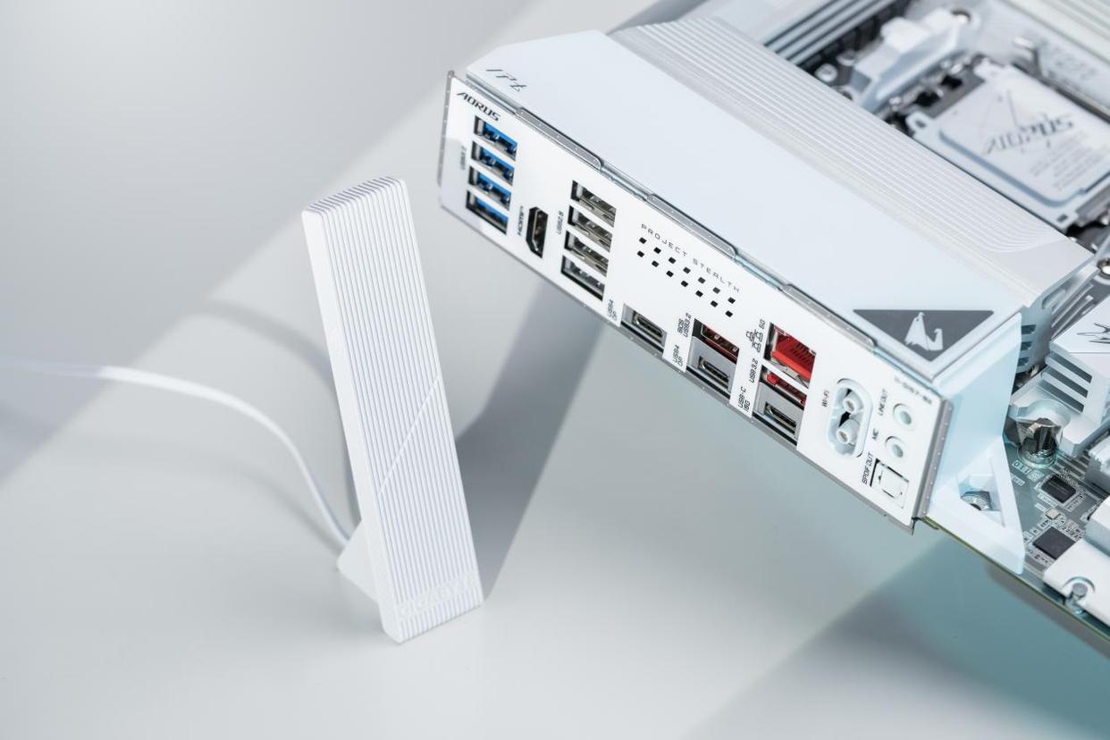 AM5首款! 技嘉X870 AORUS STEALTH ICE背插冰雕功能体验测评 AM5首款! 技嘉X870 AORUS STEALTH ICE背插冰雕功能体验测评