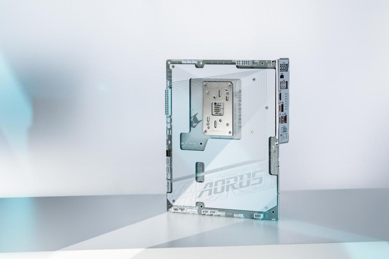 AM5首款! 技嘉X870 AORUS STEALTH ICE背插冰雕功能体验测评 AM5首款! 技嘉X870 AORUS STEALTH ICE背插冰雕功能体验测评