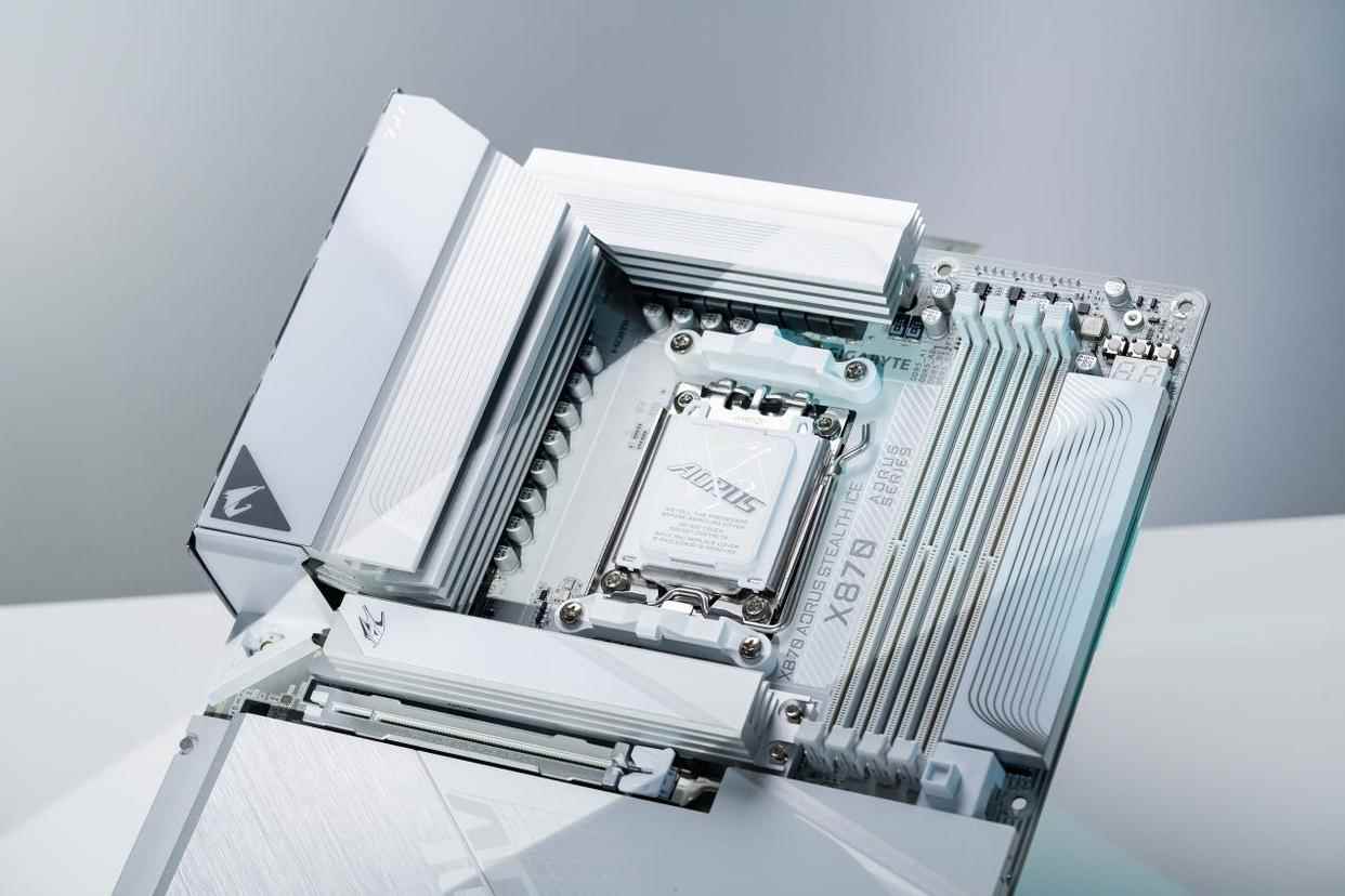 AM5首款! 技嘉X870 AORUS STEALTH ICE背插冰雕功能体验测评 AM5首款! 技嘉X870 AORUS STEALTH ICE背插冰雕功能体验测评