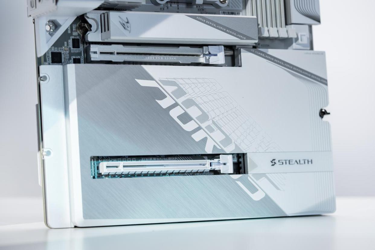 AM5首款! 技嘉X870 AORUS STEALTH ICE背插冰雕功能体验测评 AM5首款! 技嘉X870 AORUS STEALTH ICE背插冰雕功能体验测评