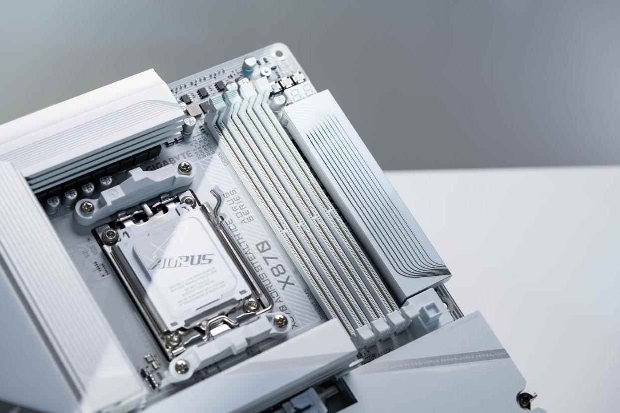 AM5首款! 技嘉X870 AORUS STEALTH ICE背插冰雕功能体验测评 AM5首款! 技嘉X870 AORUS STEALTH ICE背插冰雕功能体验测评