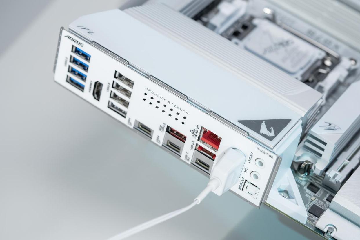 AM5首款! 技嘉X870 AORUS STEALTH ICE背插冰雕功能体验测评 AM5首款! 技嘉X870 AORUS STEALTH ICE背插冰雕功能体验测评