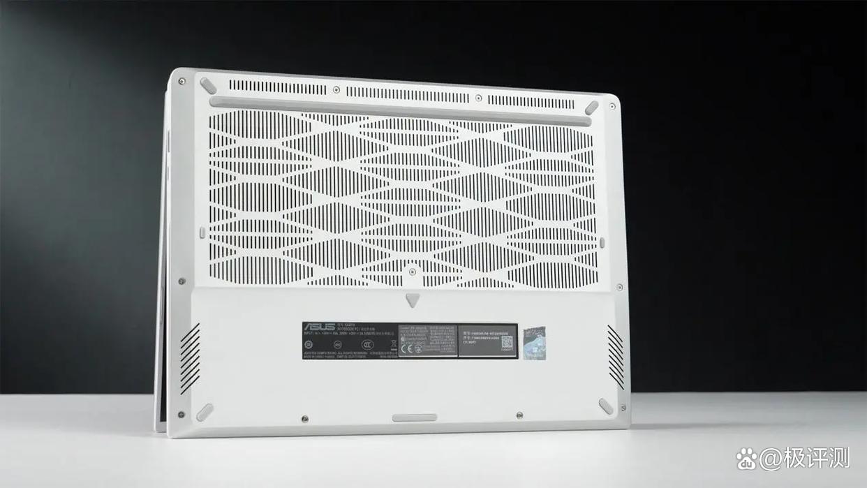 1.46kg塞进满功耗RTX5060! 华硕天选Air 2025笔记本首发评测 1.46kg塞进满功耗RTX5060! 华硕天选Air 2025笔记本首发评测