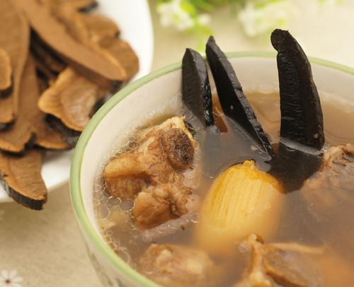  冬季暖身可以喝田园蔬菜龙骨汤