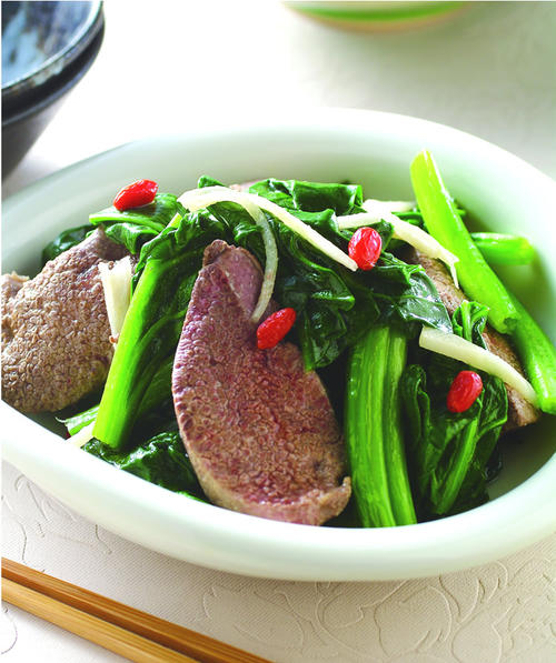  贫血及缺钙的人更适合吃菠菜炒猪肝