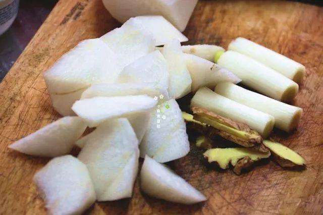 白萝卜+葱+姜片熬制
