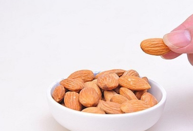 小米不宜与杏仁同吃 小米不宜与杏仁同吃