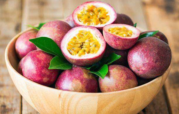  百香果美白作用怎么样呢？给大家介绍两款百香果饮好喝又美白！