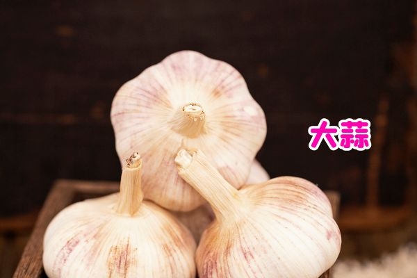  大蒜泡酒你喝过吗？那么大蒜泡酒喝的好处和禁忌分别是什么呢？