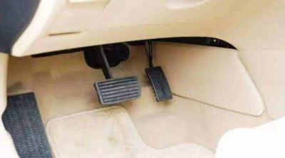 自动挡汽车左脚刹车还是右脚刹车