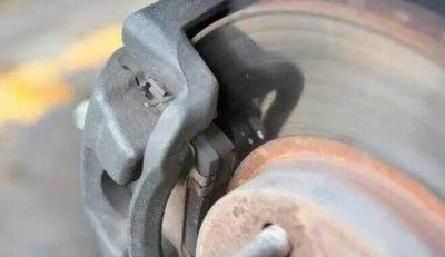 轿车刹车片一般多少公里换一次？刹车片多久换一次合适