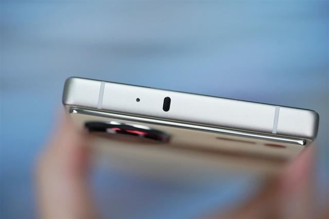 真全面屏的AI旗舰! 努比亚Z70 Ultra深度评测 真全面屏的AI旗舰! 努比亚Z70 Ultra深度评测