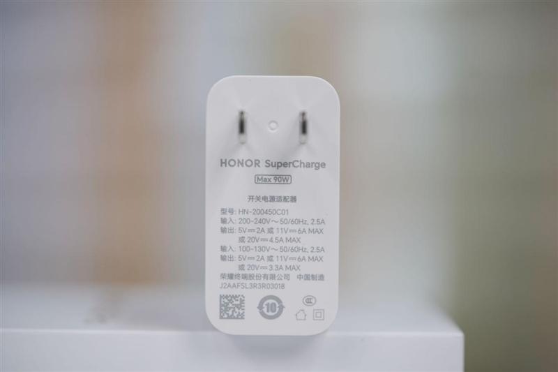 续航佳且手感好的另类AI影像旗舰! 荣耀400 Pro手机全面评测